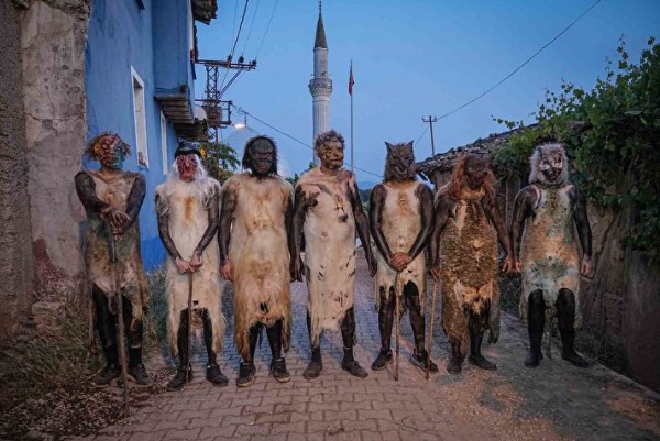 Bursa'da 200 yıllık gelenek! 'Deliler' gece vakti köyü bastı